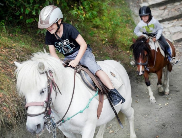 En el pony protegido con casco